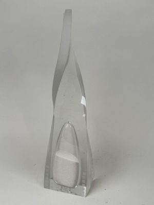 un vase en verre transparent contenant une bougie