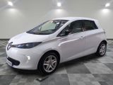 la photo d'une voiture blanche garée dans un garage