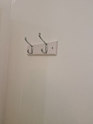 Porte-manteaux mural en bois blanc et métal