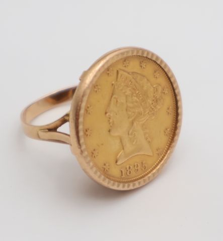 Bague en or 18 carats 750 millièmes à décor d’une pièce de monnai...