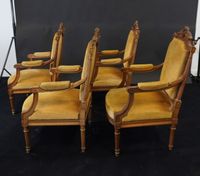 Suite de quatre fauteuils en noyer mouluré et sculpté. (photo 6)