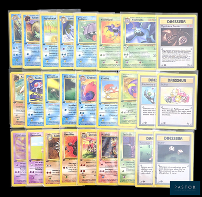 beaucoup de cartes pokemon sur la table