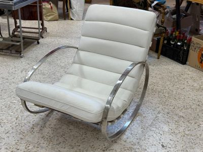 Fauteuil à bascule en acier et cuir blanc.