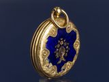une image représentant une serrure dorée ornée d'une fleur bleue