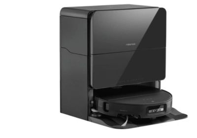 gros plan d'une cafetière noire sur fond blanc