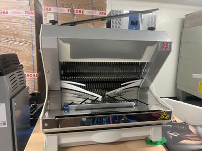 une machine posée sur une table dans une pièce