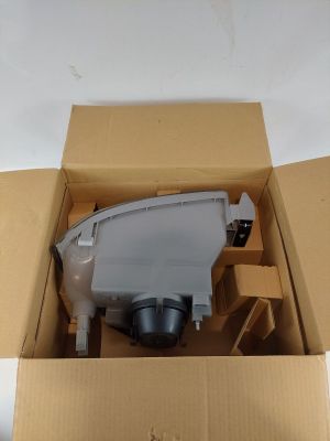 une boîte en carton ouverte contenant un objet blanc