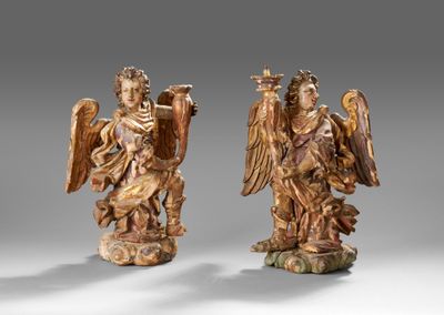 Paire d'angelots céroféraires en bois sculpté et polychromé.