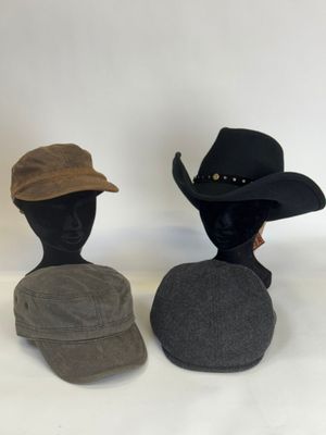 deux chapeaux sur une tête de mannequin et un chapeau sur une tête de mannequin