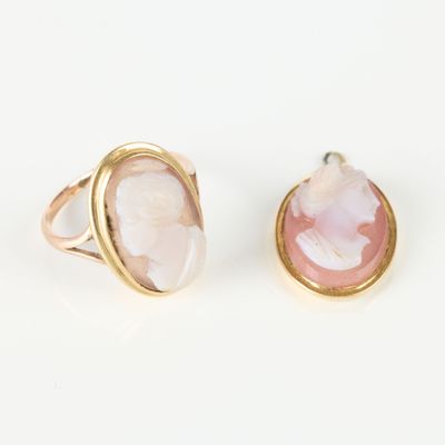deux bagues en or ornées de pierres roses et blanches