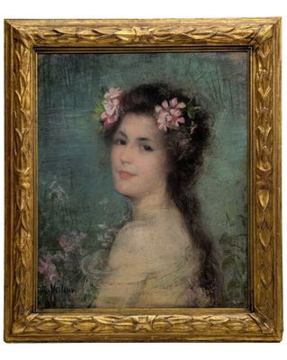 portrait d'une jeune fille avec des fleurs dans les cheveux