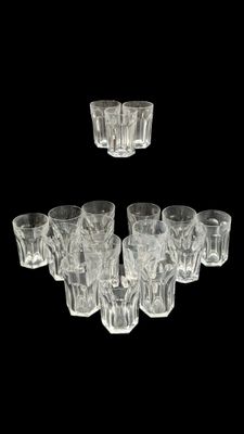 un grand nombre de verres posés sur une table