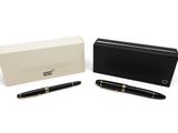 un stylo noir et doré posé à côté d'une boîte noire