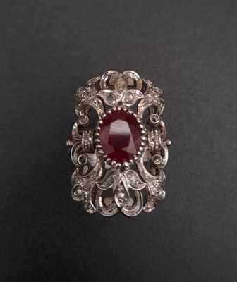 Bague en or blanc 18K ( (750‰) rhodié, ornée d'un rubis d'en…
