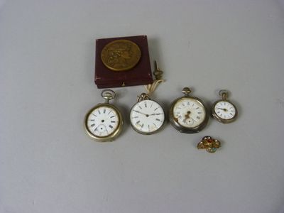 cinq types différents de montres de poche posées sur une table