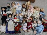 beaucoup de poupées posées par terre
