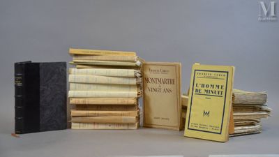 plusieurs livres sont empilés sur une table
