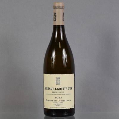 une bouteille de vin posée sur une table