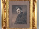 On y voit un tableau représentant un homme en manteau noir, encadré dans un cadre doré