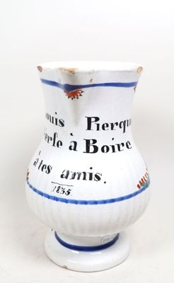 un vase blanc orné d'une bordure bleue et d'une citation