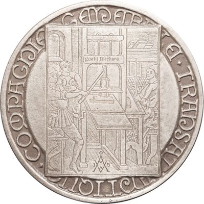 un gros plan d'une pièce d'argent sur laquelle figure un dessin