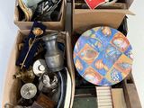 une boîte contenant divers objets, posée sur une table