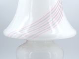 une image représentant une lampe blanche surmontée d'un abat-jour à rayures roses