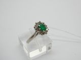 Gros plan sur une bague ornée d'une pierre verte