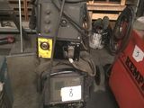 une photo montrant deux postes à souder dans un garage