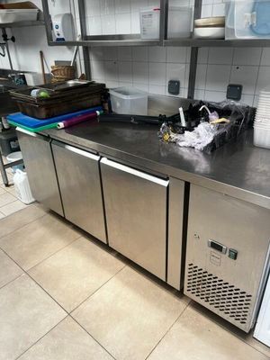 un plan de travail en acier inoxydable dans une cuisine commerciale