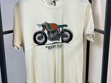 T-shirt crème avec une moto sur le devant et une autre dans le dos, suspendu à un cintre