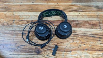 un casque posé sur une table en bois