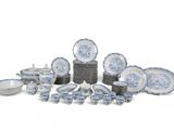 une image représentant un ensemble d'assiettes et de bols bleus et blancs