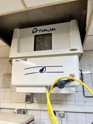 un réservoir muni d'un tuyau dans une salle de bains