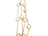 un gros plan d'un collier en or orné de fleurs
