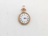 une montre de poche ancienne avec des chiffres romains et des chiffres romains sur le cadran