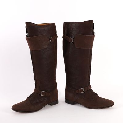 bottes en cuir marron avec des boucles de chaque côté