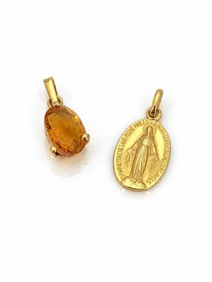 une paire de pendentifs plaqués or représentant la Vierge de Guadalupe et une citrine