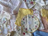 de nombreux types de vêtements brodés disposés sur un lit