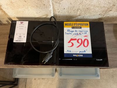 une photo d'une table sur laquelle se trouvent une étiquette de prix et un chargeur