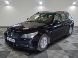 une photo d'un break BMW noir garé dans un garage