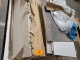un tas de carton et de cartons par terre