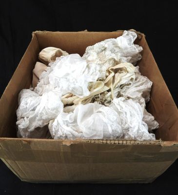 une boîte en carton remplie de sachets contenant une substance blanche sur fond noir