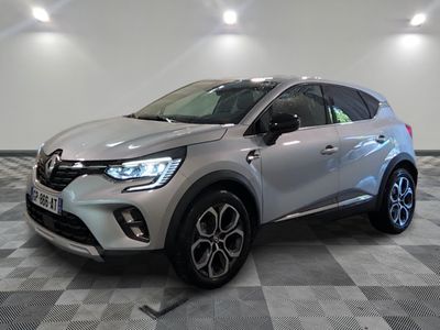 Le nouveau SUV Renault C-HR est garé dans un showroom.