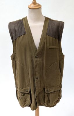 une photo d'un gilet posé sur un mannequin, sur fond blanc