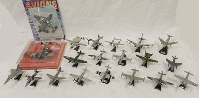 tout un tas de petits avions miniatures posés sur une table