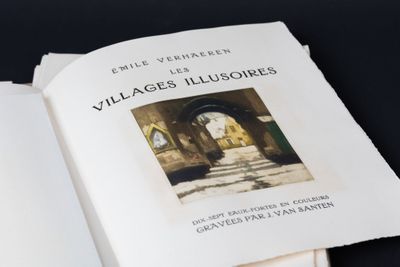 un livre ouvert avec, en arrière-plan, l'image d'un bâtiment