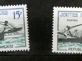 deux timbres sur lesquels figurent des personnes dans un bateau