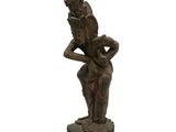 statue d'une femme tenant un enfant dans ses bras