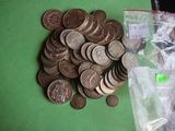 un sac de pièces posé sur une table à côté d'une pile de pièces